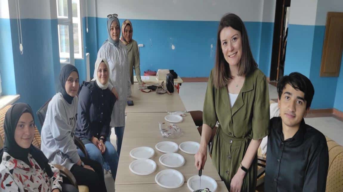 Gülizar Türkel Öğretmenimize Öğrencilerden Doğum Günü Pastası
