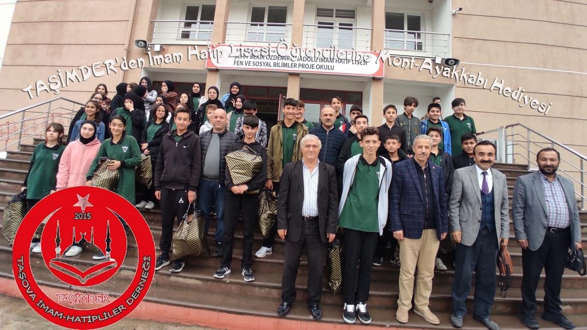 TAŞİMDER'den Okulumuz Öğrencilerine Mont-Ayakkabı Hediyesi